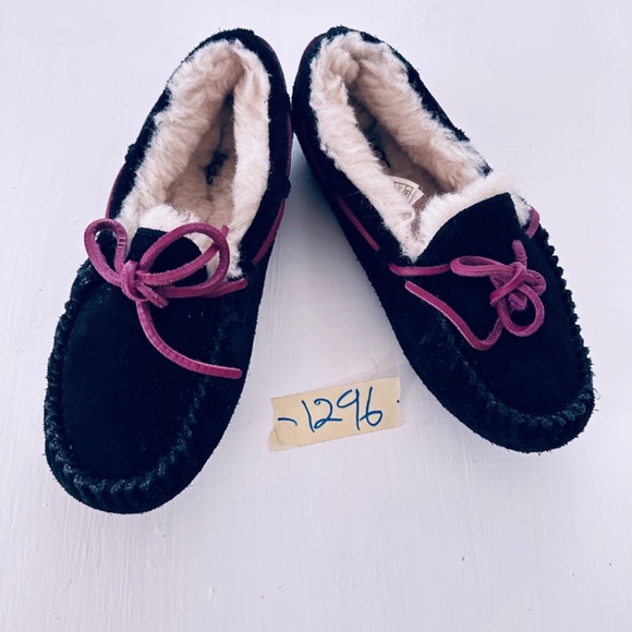 UGG KIDS MOCCASINS SIZE 1 suede  and purple lace - Picture 2 of 9
